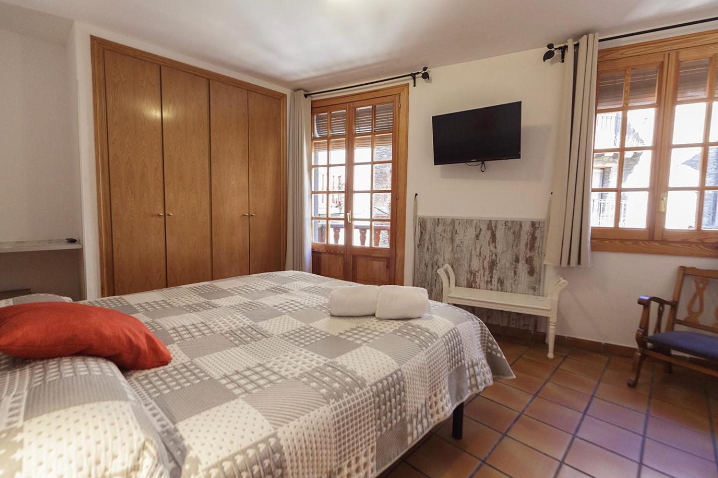 Hotel Lamoga Llavorsi Ngoại thất bức ảnh