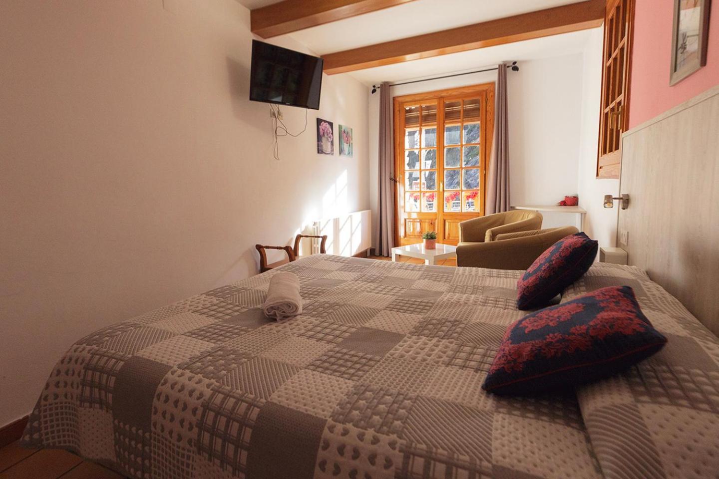 Hotel Lamoga Llavorsi Ngoại thất bức ảnh