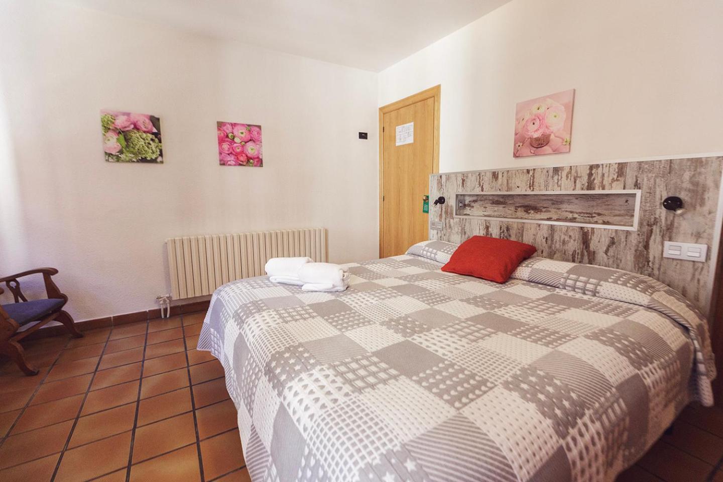 Hotel Lamoga Llavorsi Ngoại thất bức ảnh